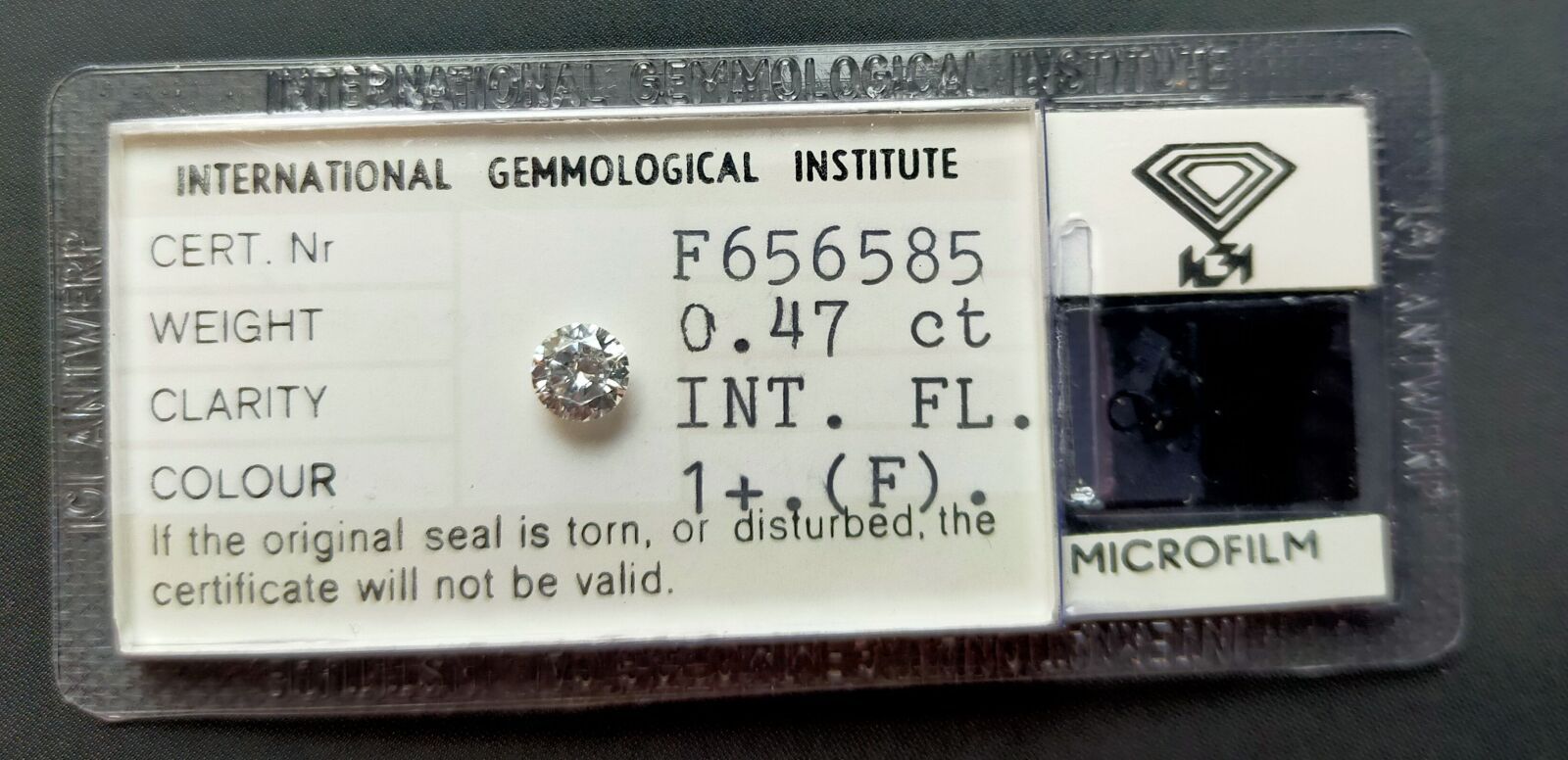 Null 塑料中的圆形明亮式切割钻石。附有1979年7月25日的IGI钻石证书n°F656585，上面写着:
- 质量：0.47克拉 
- 颜色：F
- 明确性&hellip;