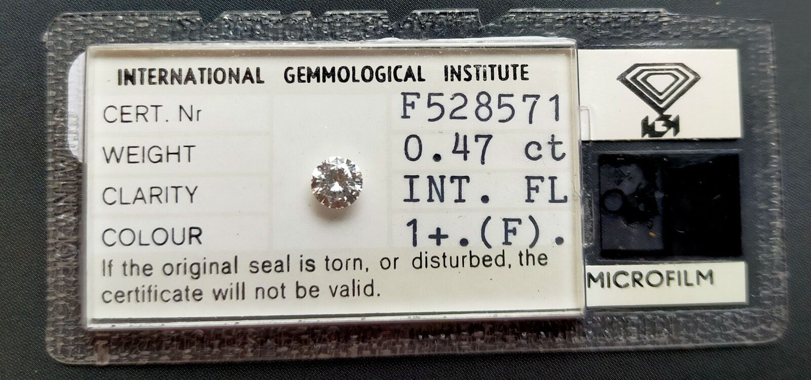 Null 塑料中的圆形明亮式切割钻石。附有1979年5月18日的IGI钻石证书n°F528571，上面写着:
- 质量：0.47克拉 
- 颜色：F
- 明确性&hellip;