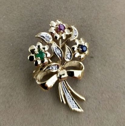 Null 胸针，可以形成一个黄金750千分之一的吊坠，代表一束花，部分镶嵌祖母绿，蓝宝石，仿红石和小圆钻，切割成8-8。
高度 : 2,6 cm
毛重 : 3,&hellip;