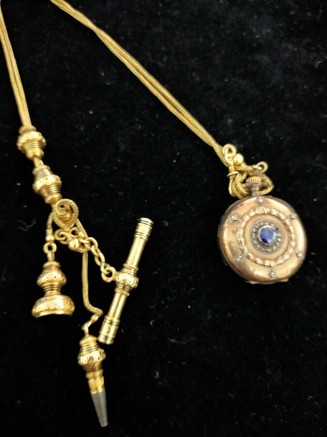 Null 黄金七十五万分之一的链子，装饰有三个部分上釉的黑色流道，并在夹层中夹着两把手表的钥匙和一个七十五万分之一的黄金和金属的印章。
(事故）。
总高度：36&hellip;