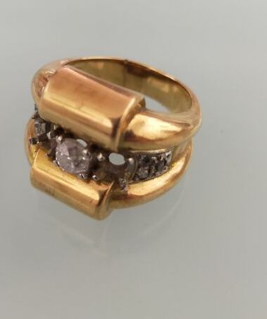 Null 75万分之一的黄金戒指，中心有几何装饰，部分镶嵌有旧尺寸的圆形和枕形钻石。
(磨损、裂纹和缺少两颗宝石）。
手指大小：53
毛重 : 11,6 g