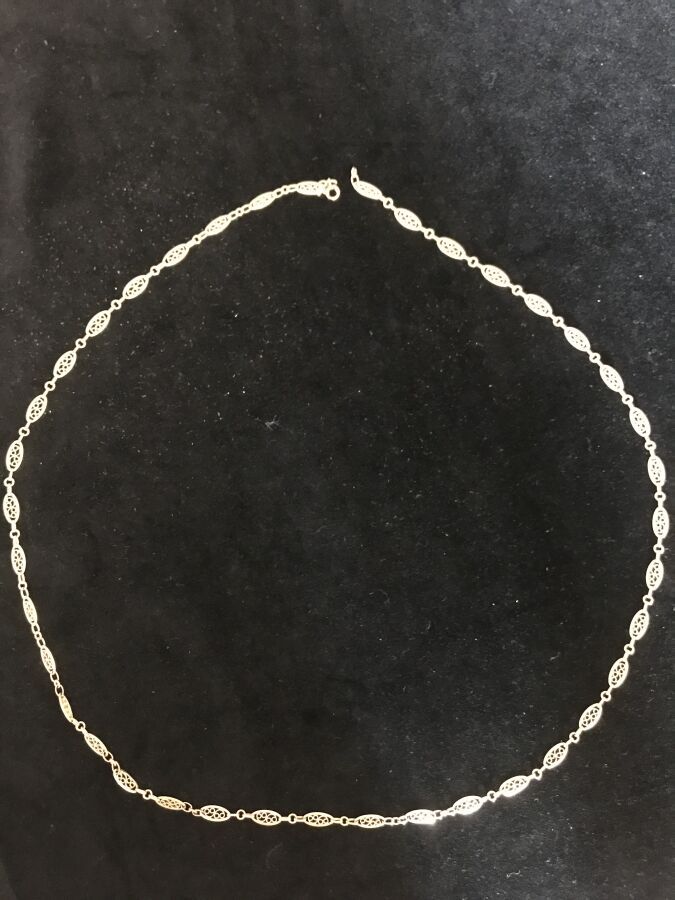 Null 铰链式项链，黄金75千分之一，镂空链节，有丝状装饰。
1900年左右的法国作品。
(穿)。
长度：75厘米
毛重：19克
