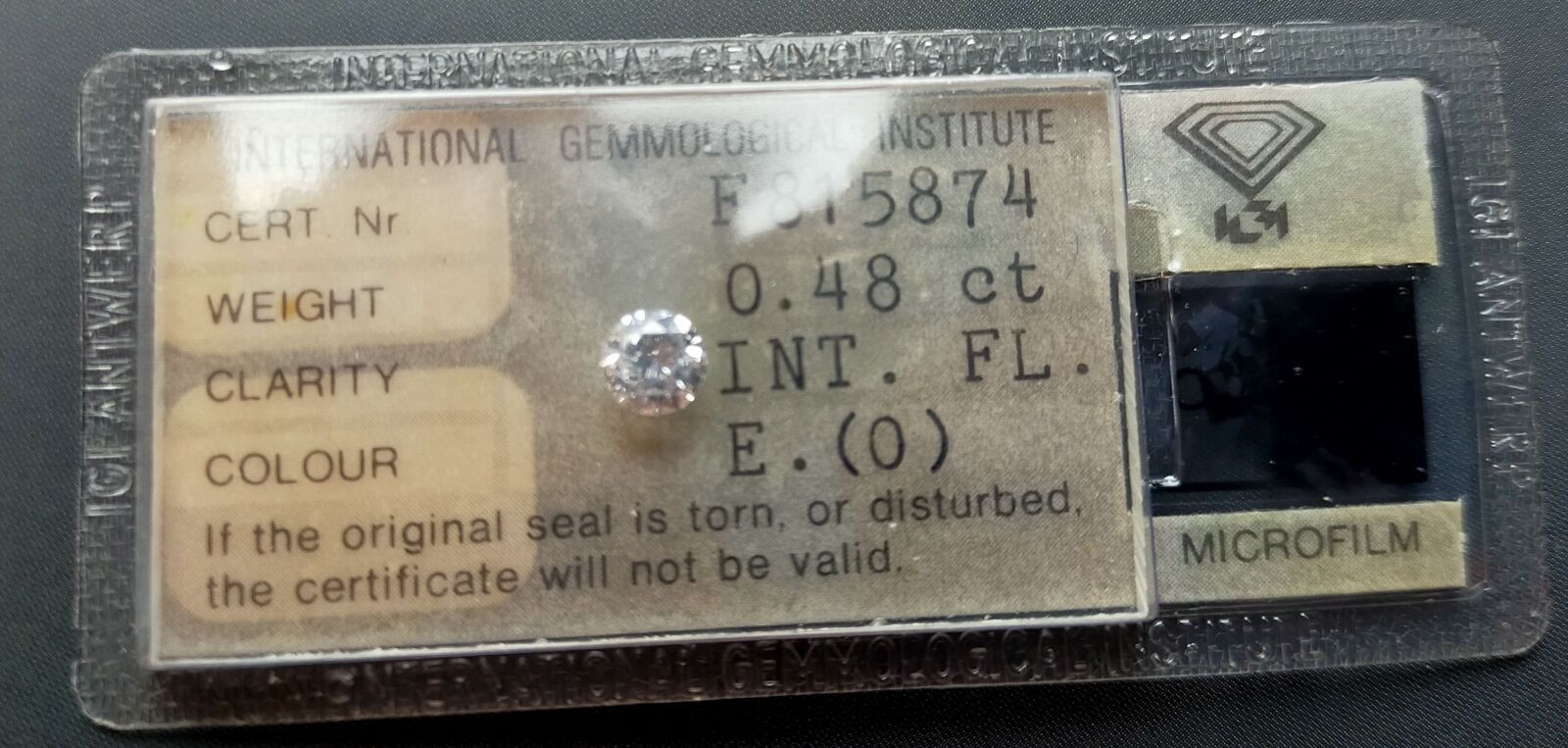 Null 塑料中的圆形明亮式切割钻石。伴随着1979年11月27日IGI n°F815874的钻石证书，注明了:
- 质量：0.48克拉 
- 颜色：E
- 明&hellip;