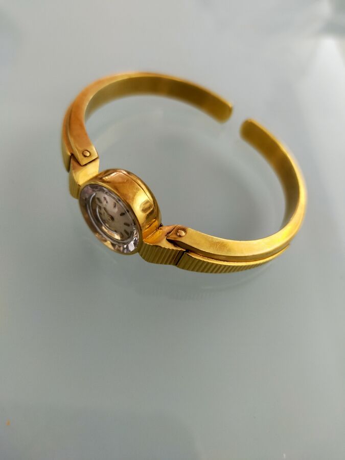 Null Bracelet montre de dame en or jaune 750 millièmes, la montre de forme ronde&hellip;