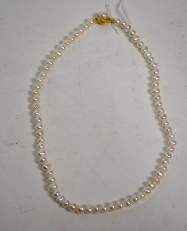 Null Lot de bijoux fantaisie comprenant un collier de perles de culture, un pend&hellip;