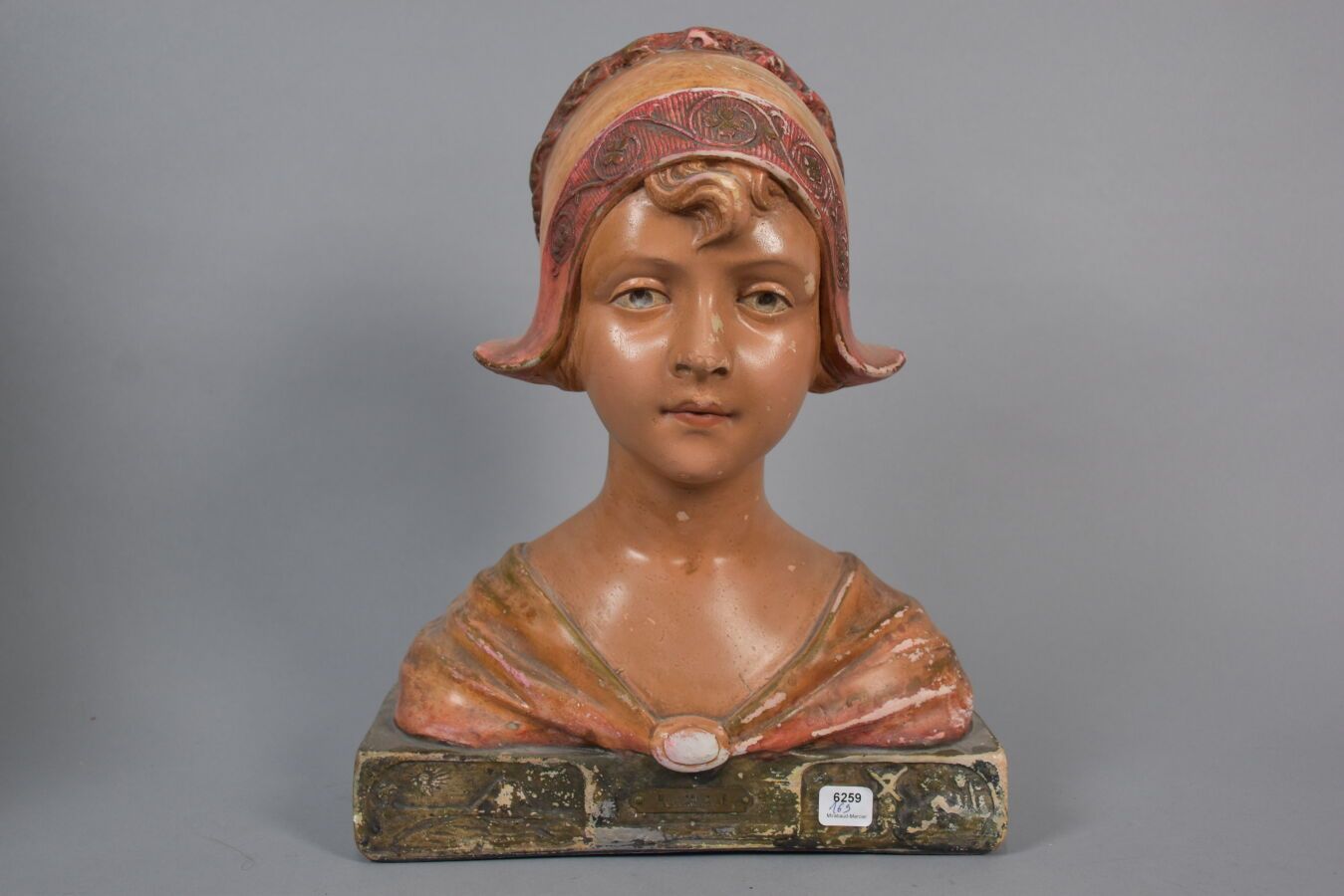 Null Busto di donna olandese in gesso dipinto
20° secolo
Altezza 36 cm