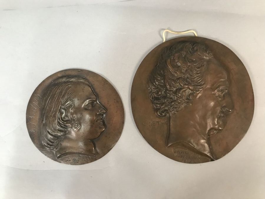 Null 在DAVID d'ANGERS之后 
歌德的简介和巴尔扎克的简介。 
两枚青铜纪念章，分别有巴尔扎克和歌德的签名和日期，分别为1843年和1829年（&hellip;