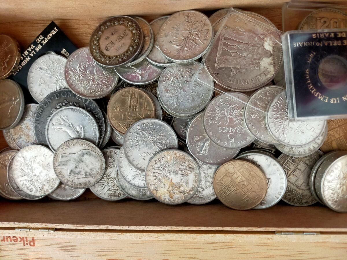 Null Lot von Silbermünzen und verschiedenen Münzen, alte Franken.
