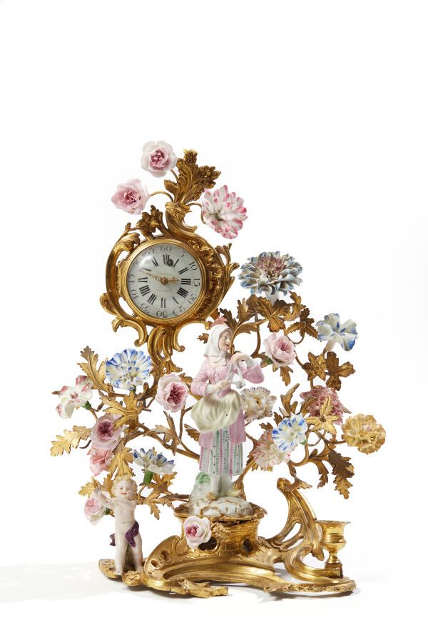 Null Reloj de porcelana y bronce dorado, en forma de candelabro, decorado con do&hellip;