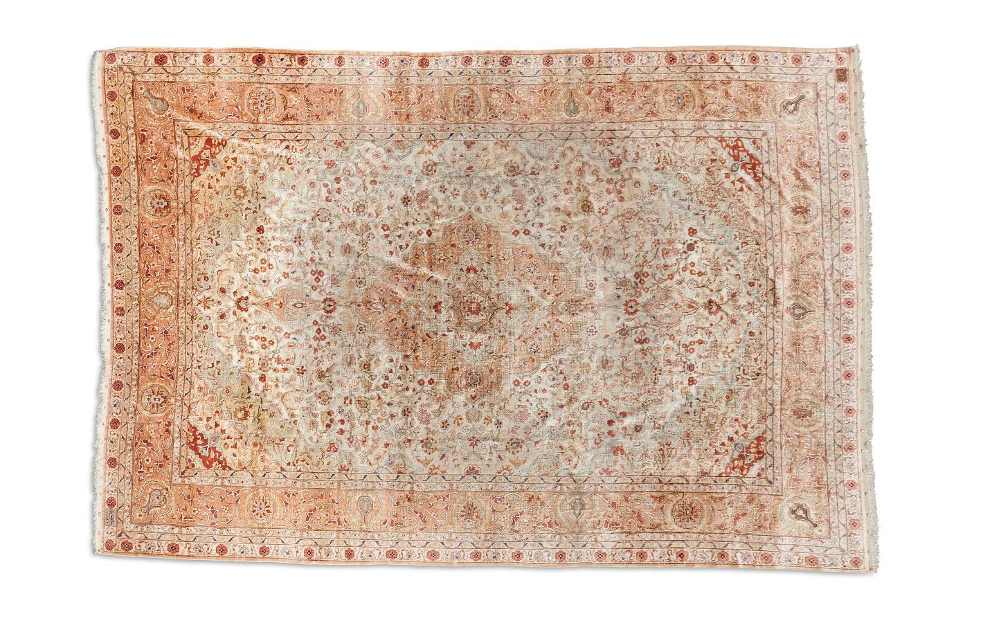 Null 带有金属线的Hereké丝毯
丝绸经线、纬线和绒线
土耳其西部，约1900年
380 x 260厘米
(轻微磨损)

这块特殊的地毯，打结精细，在象牙&hellip;