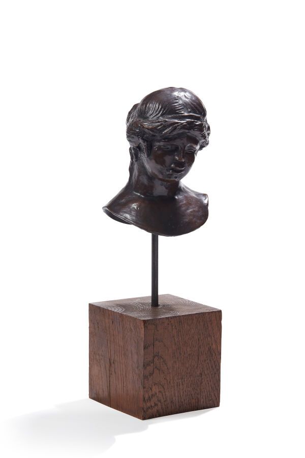 Null 雷诺尔-皮埃尔-奥古斯特 (1841-1919)
女人头像
木质底座上的青铜，已签名并注明I/X
高度13厘米(不含底座)