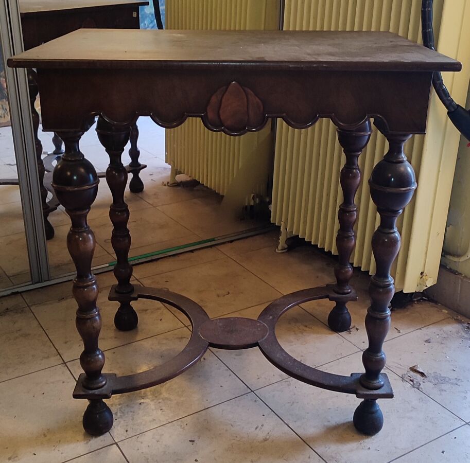 Null 天然的小木桌，转动的腿由支架连接。
路易十三风格
高度：71；宽度：66.5；深度：48.5厘米