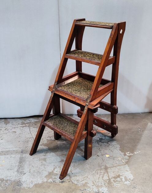 Null 木制折叠图书馆凳，织物装饰
(织物磨损）