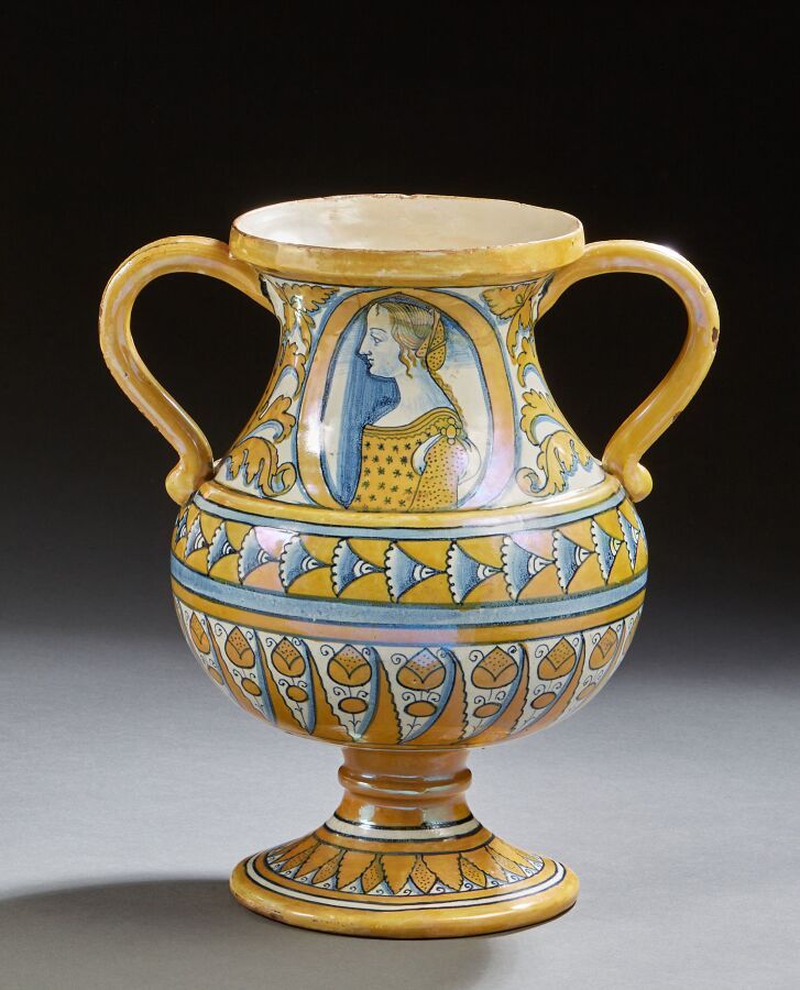 Null Vase de forme balustre à deux anses en majolique bleu et chamois, décor de &hellip;