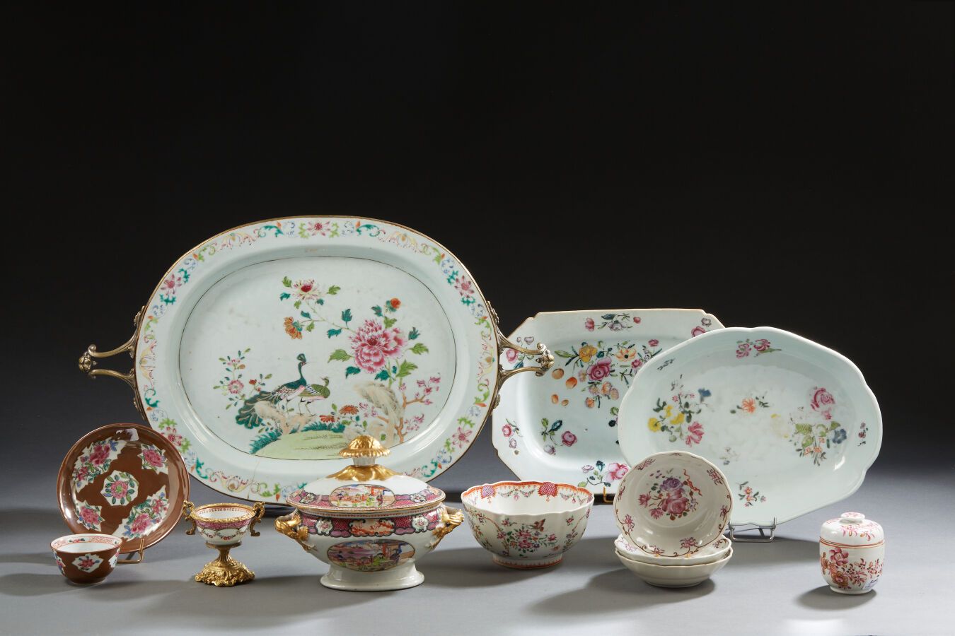 Null Ensemble de onze pièces en porcelaine famille rose comprenant : 
- Trois pl&hellip;