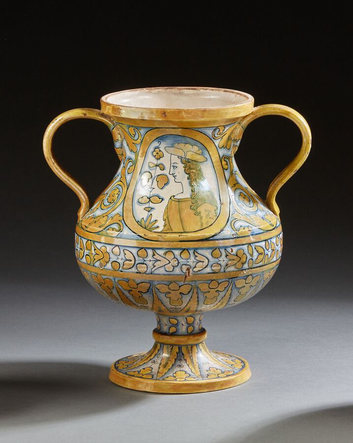 Null Vase de forme balustre à deux anses en majolique bleu et chamois à reflets &hellip;