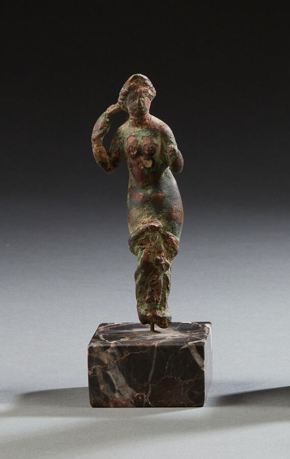 Null Statuette représentant la déesse Vénus nue. Les jambes sont recouvertes d'u&hellip;