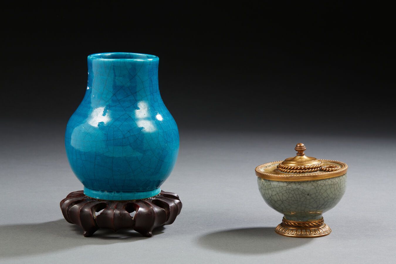 Null Petit vase en porcelaine turquoise et encrier en porcelaine type Ge, le vas&hellip;