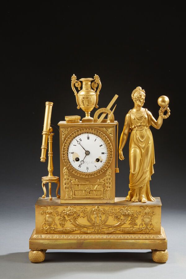 Null Pendule borne, symbolisant l'astronomie, en bronze ciselé et doré à décor d&hellip;