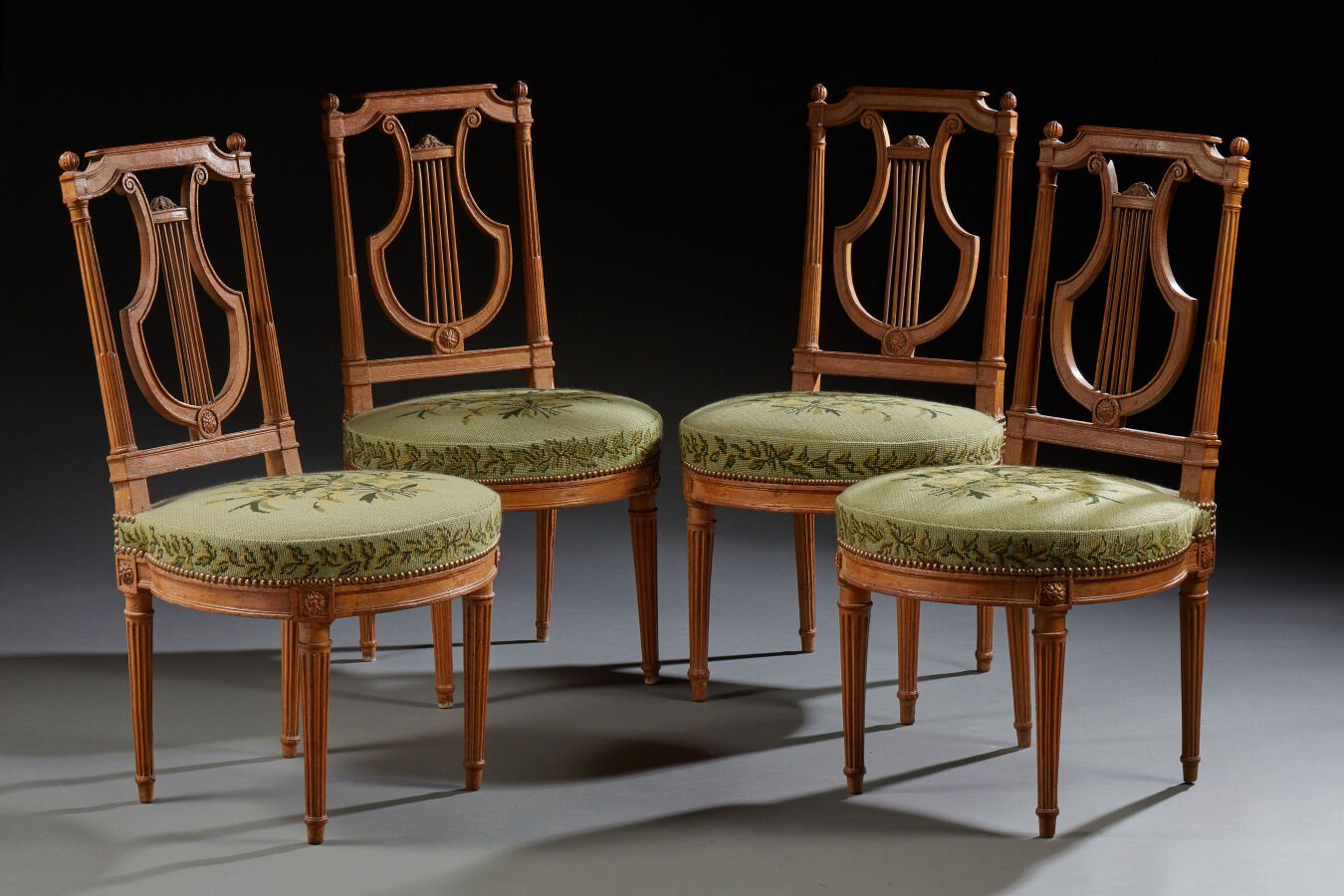 Null Suite de quatre chaises en bois naturel mouluré et sculpté de fleurettes, l&hellip;