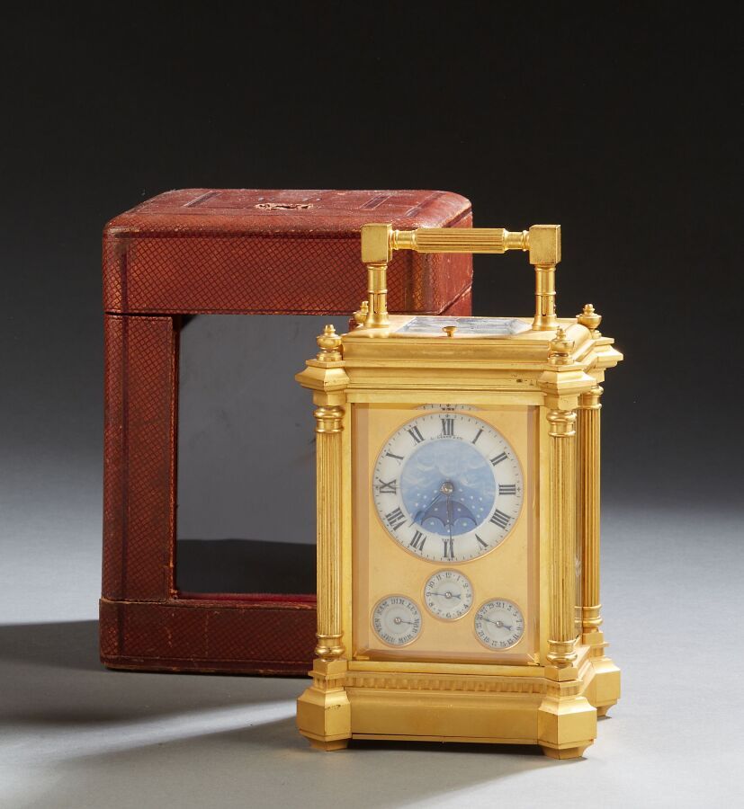 Null L.L. LEROY ET CIE 巴黎
镀金青铜 "军官 "旅行钟，带有复杂功能，通过音簧报时和报刻钟；主表盘为蓝色珐琅，黑色罗马数字显示月相，底部&hellip;