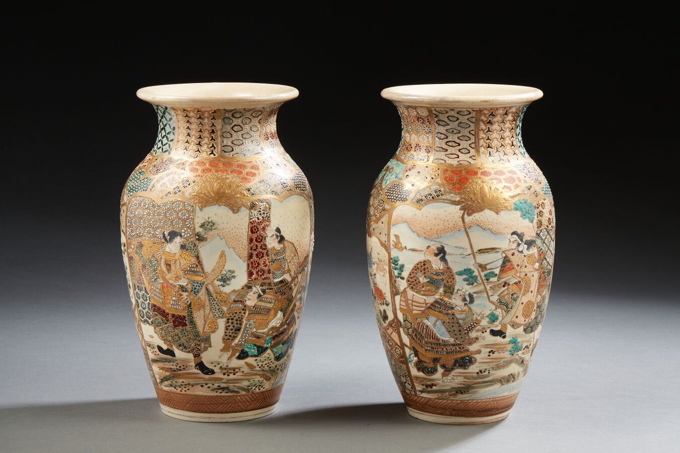 Null JAPON, Satsuma
Paire de vases balustres en faïence à décor polychrome et or&hellip;