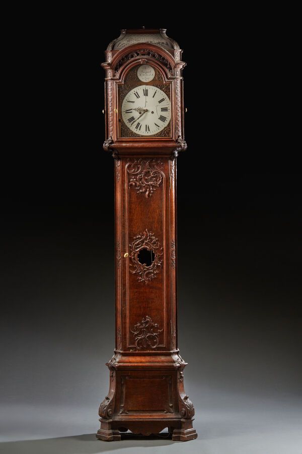 Null Horloge de parquet en chêne richement sculpté à décor Rocaille, le cadran e&hellip;