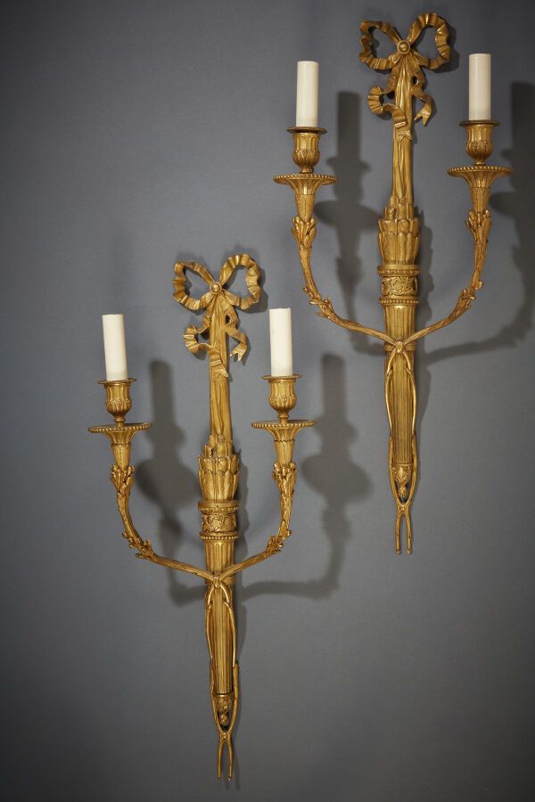 Null Paar Wandleuchten aus vergoldeter Bronze mit zwei Lichtarmen.
Stil Louis XV&hellip;