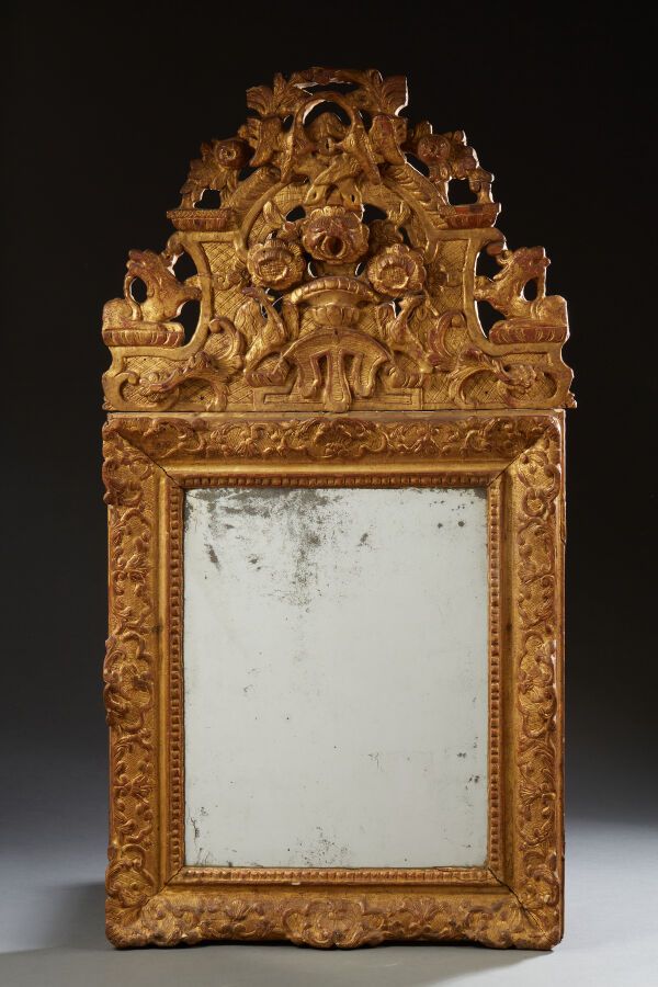 Null Miroir à fronton en bois sculpté et doré à décor de vase fleuri, lions, ois&hellip;