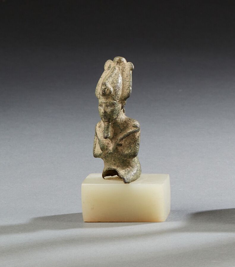 Null 奥西里斯半身雕像残片。他头戴复合王冠，胸前佩戴农具。青铜（严重氧化，有明显裂痕）
埃及，晚期
高度：7.5 厘米
出处：彼得-乌斯季诺夫爵士的遗产