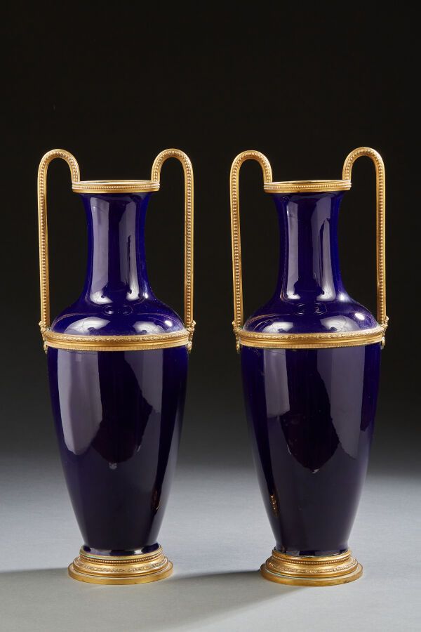 Null Paul MILLET a Sèvres
Coppia di vasi in terracotta con base in forno blu, im&hellip;