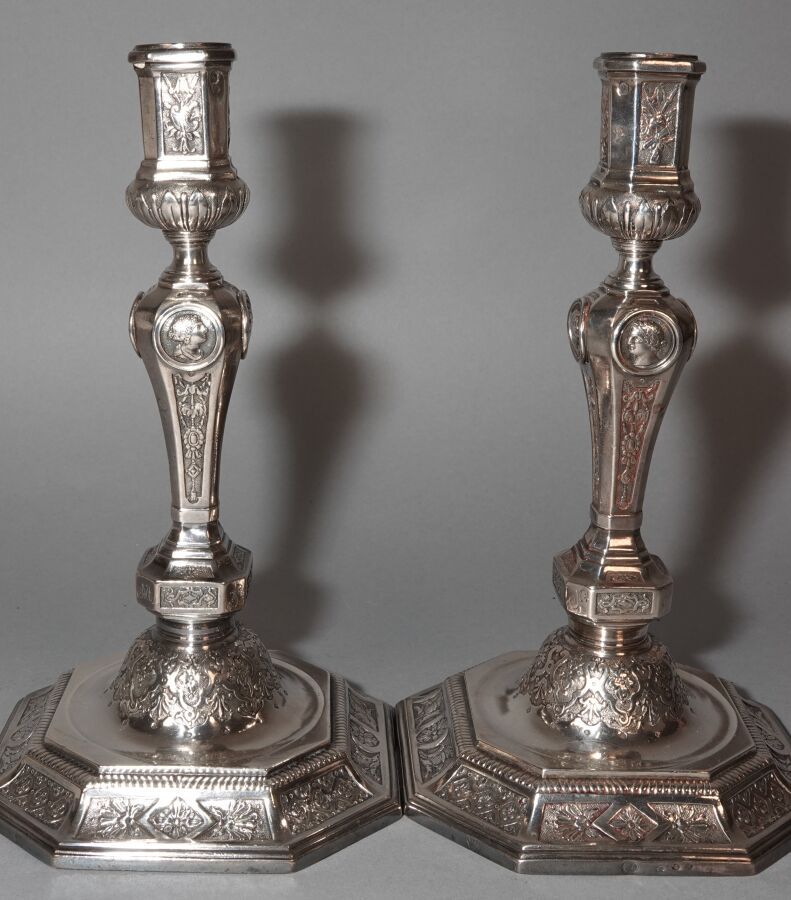 Null Pair of cast and chased silver candlesticks or torches, with water-leaf bas&hellip;