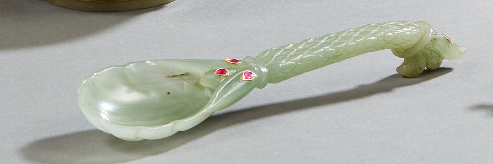 Null Cuillère en jade céladon, le cuilleron en forme de feuille festonnée prolon&hellip;