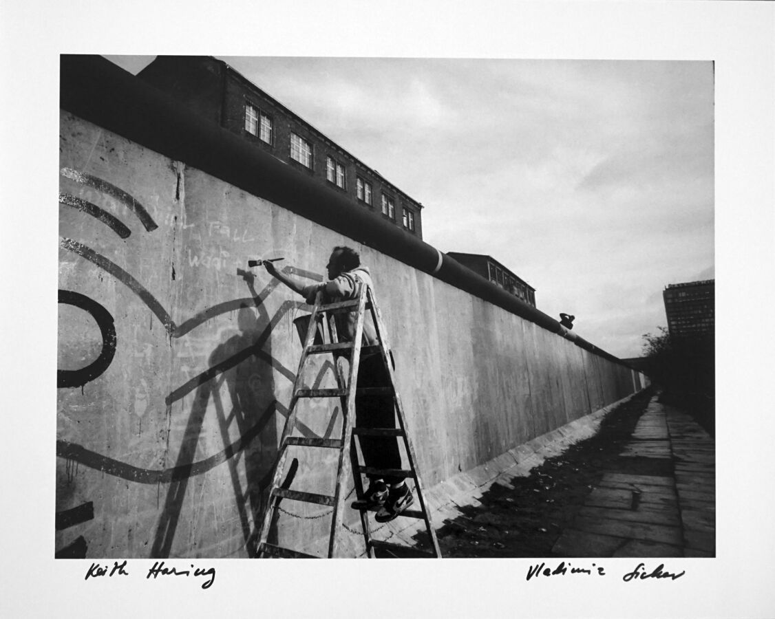 Null Keith Haring auf der Berliner Mauer. 
Abzug auf Silberpapier , Format 39 x &hellip;
