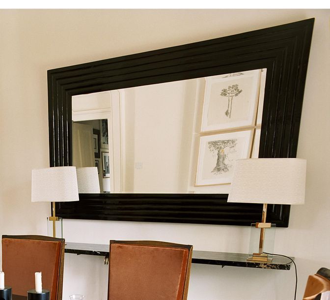 Null Grand miroir en bois teinté noir à cannelures.
Haut. : 110 cm ; Larg. : 170&hellip;