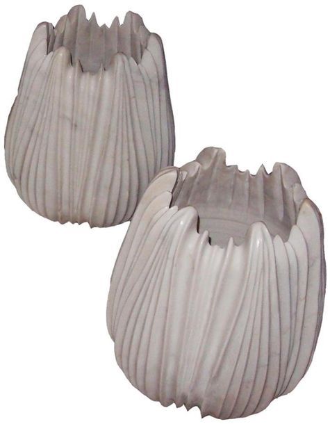 Null Paire de vases en marbre, à la manière de Zaha Hadid.
Haut. : 45 cm