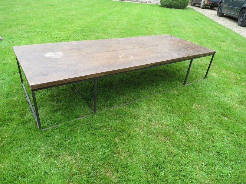 Null Table basse rectangulaire en bois, piètement métallique. 
Haut. : 39 cm ; L&hellip;