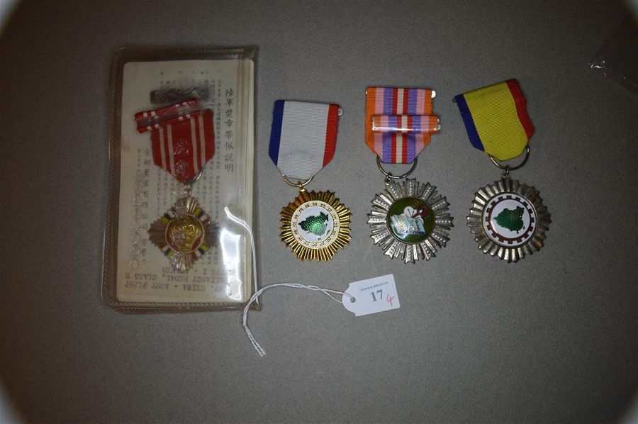 Null CHINE, RÉPUBLIQUE (Taiwan) 
Quatre médailles de L'Armée :
- Une médaille de&hellip;
