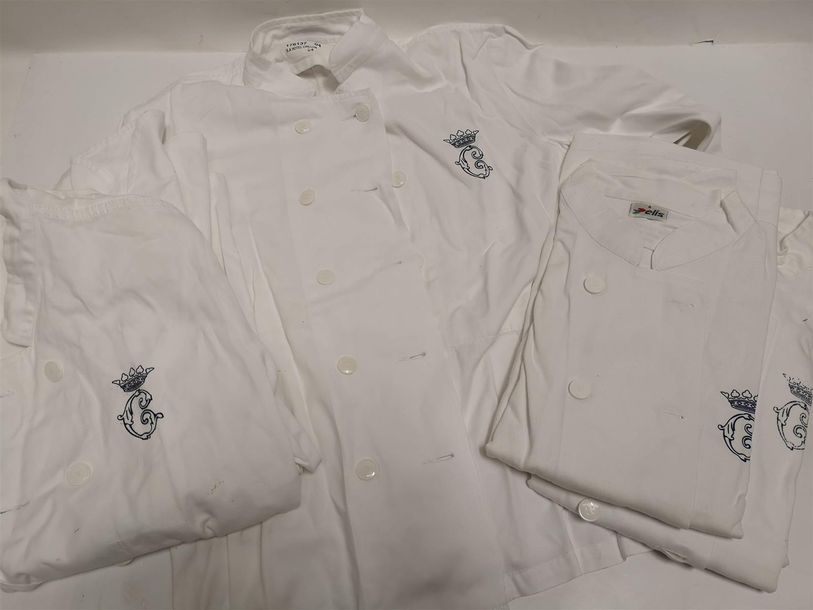 Null Quatre vestes de commis de cuisine de l'Hôtel de Crillon, en coton blanc av&hellip;