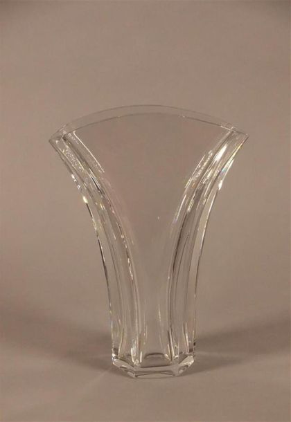 Null BACCARAT
Vase à col évasé en cristal, la panse aplatie.
Haut. : 23,6 cm ; L&hellip;