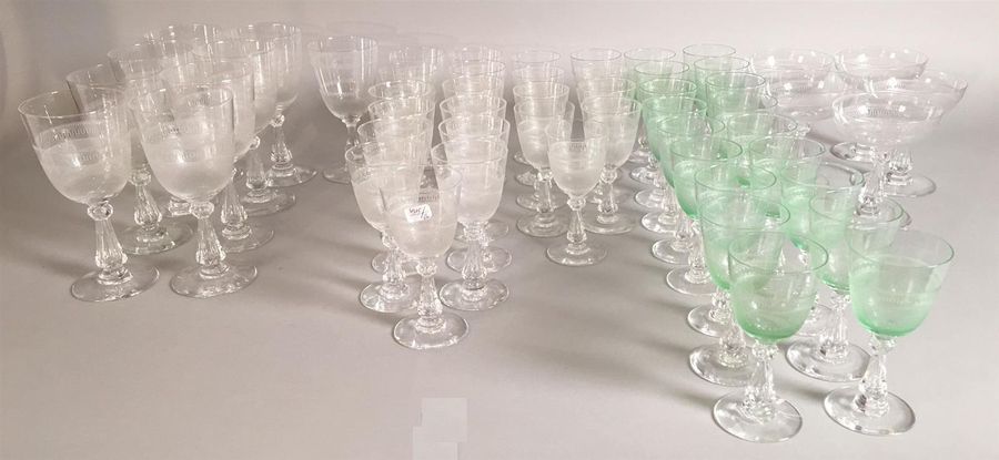 Null Partie de service de verres à pied en cristal taillé, à décor de croisillon&hellip;