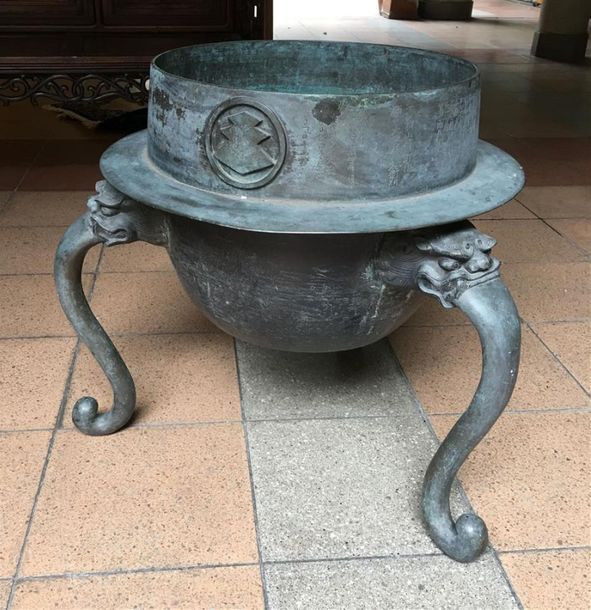 Null JAPON. Cache-pot tripode en bronze, le pourtour à décor d'inscriptions. Hau&hellip;