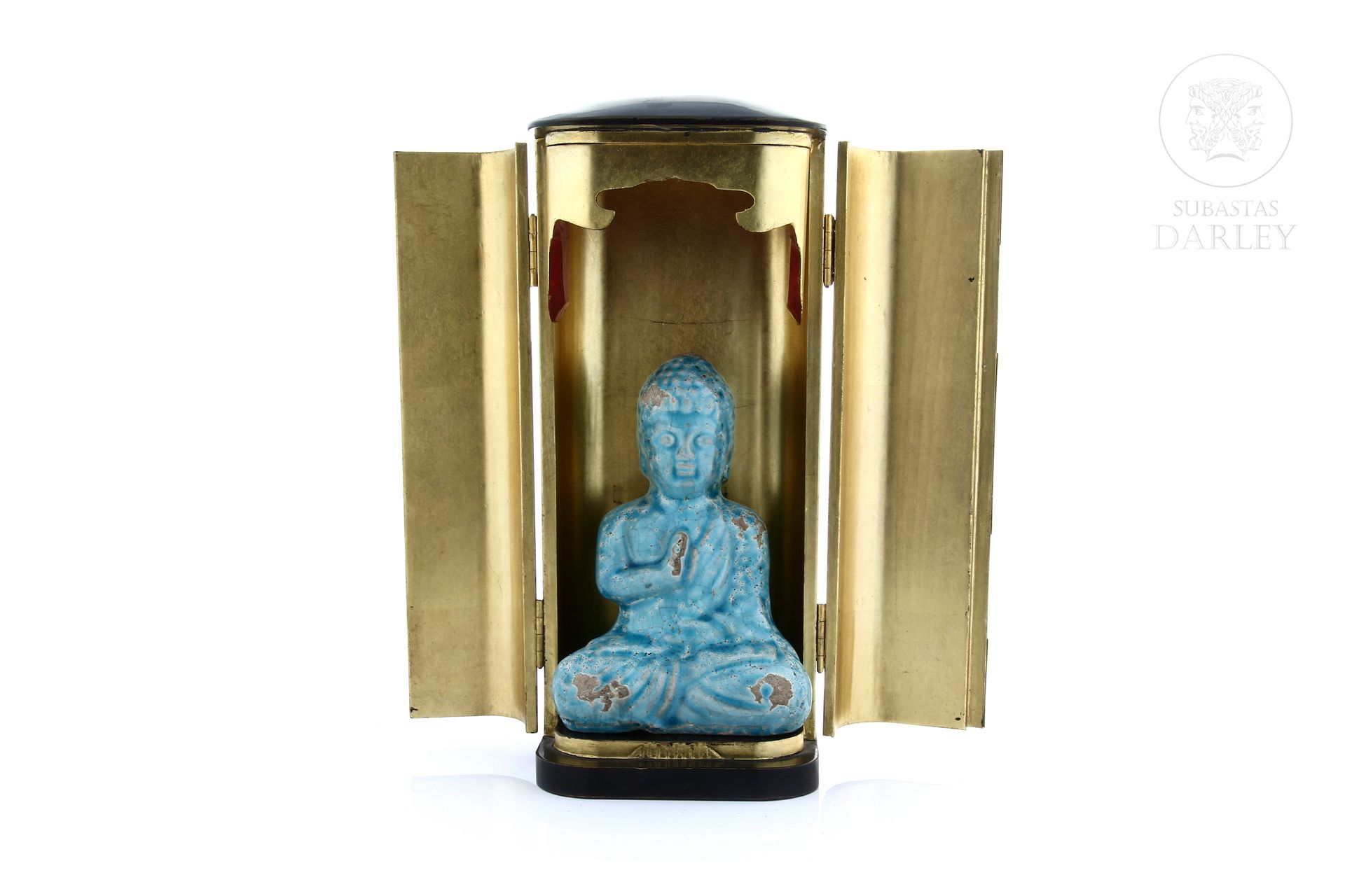 Buda de terracota vidriada en azul celeste, s.XX 
Con caja de madera lacada con &hellip;
