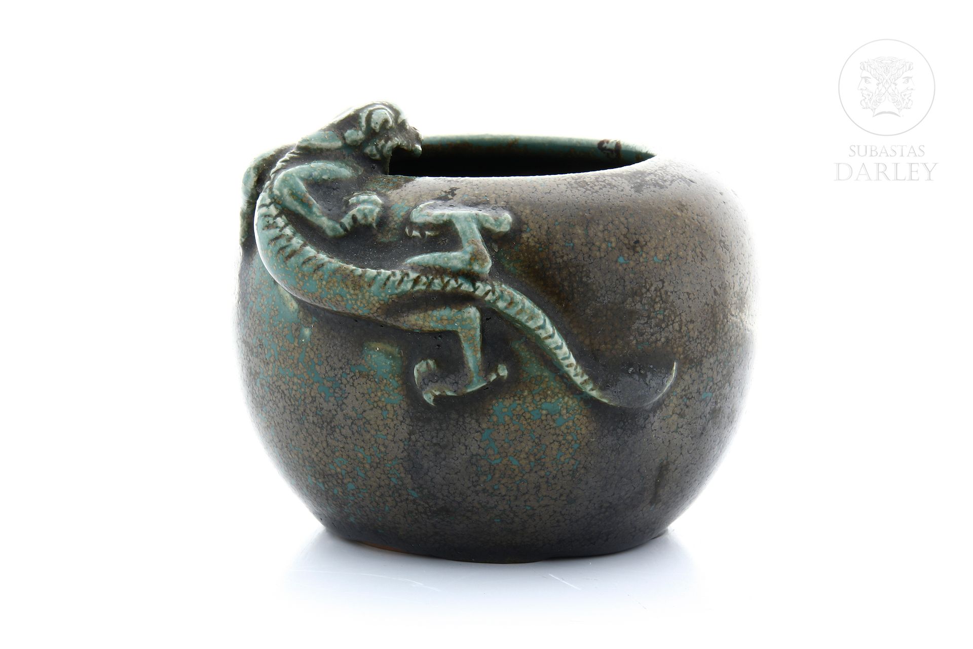 Tintero de cerámica con una lagartija, s.XX 
Vidriado en color verde y marrón. P&hellip;