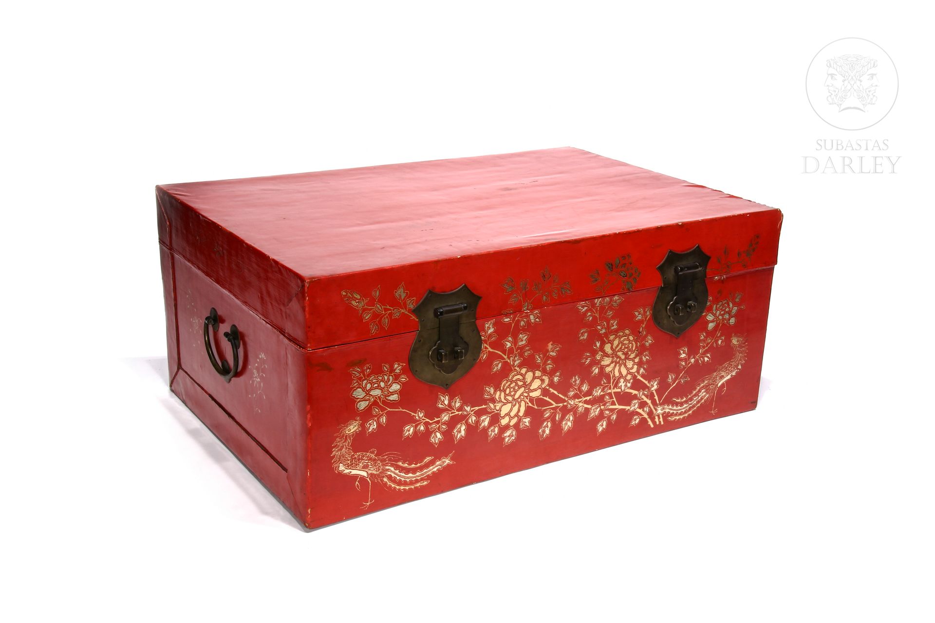 Baúl chino lacado en rojo, s.XX 
Decorado con fénix y flores pintadas a mano en &hellip;