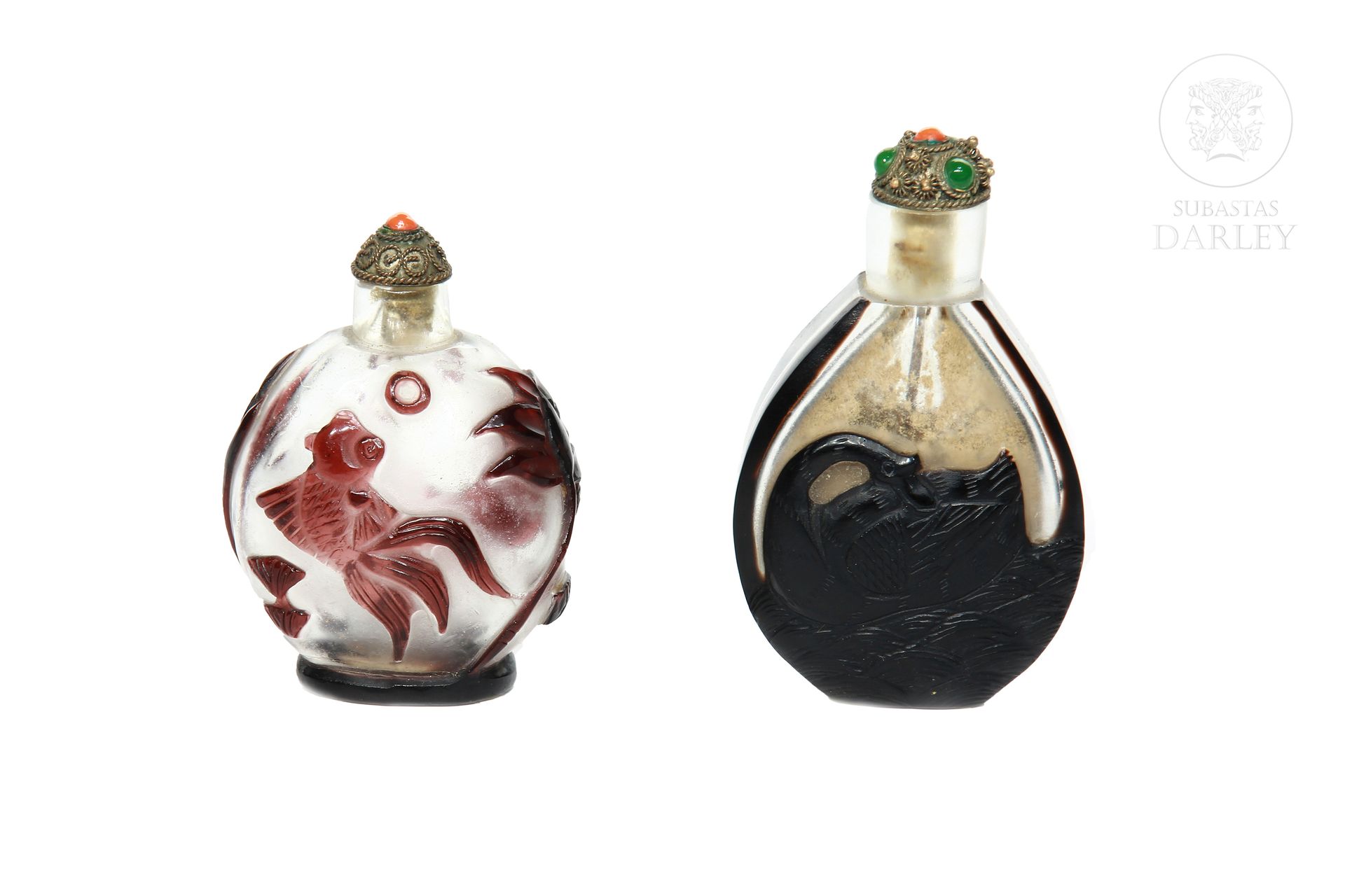 Pareja de botellas de rapé, s.XX 
China. Cristal de Pekin tallado en forma de ci&hellip;