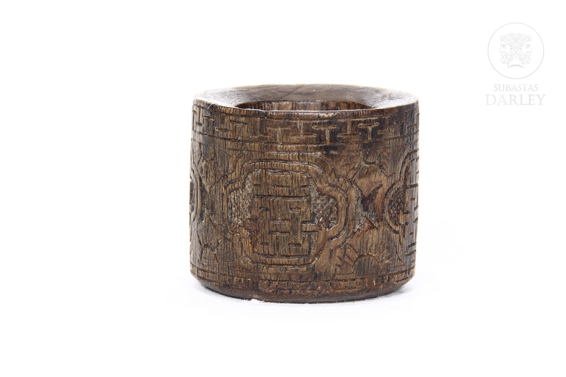 Anillo de madera tallada, dinastía Qing. 
Decorado con caracteres de la suerte.
&hellip;