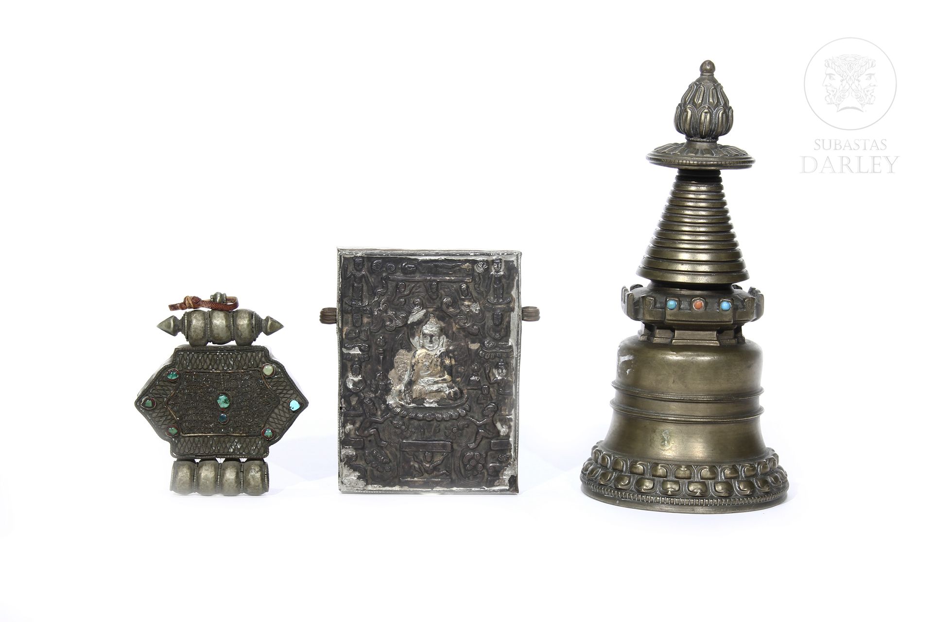 Lote de tres objetos tibetanos, s.XX 
Consta de una campana y dos abalorios. 


&hellip;