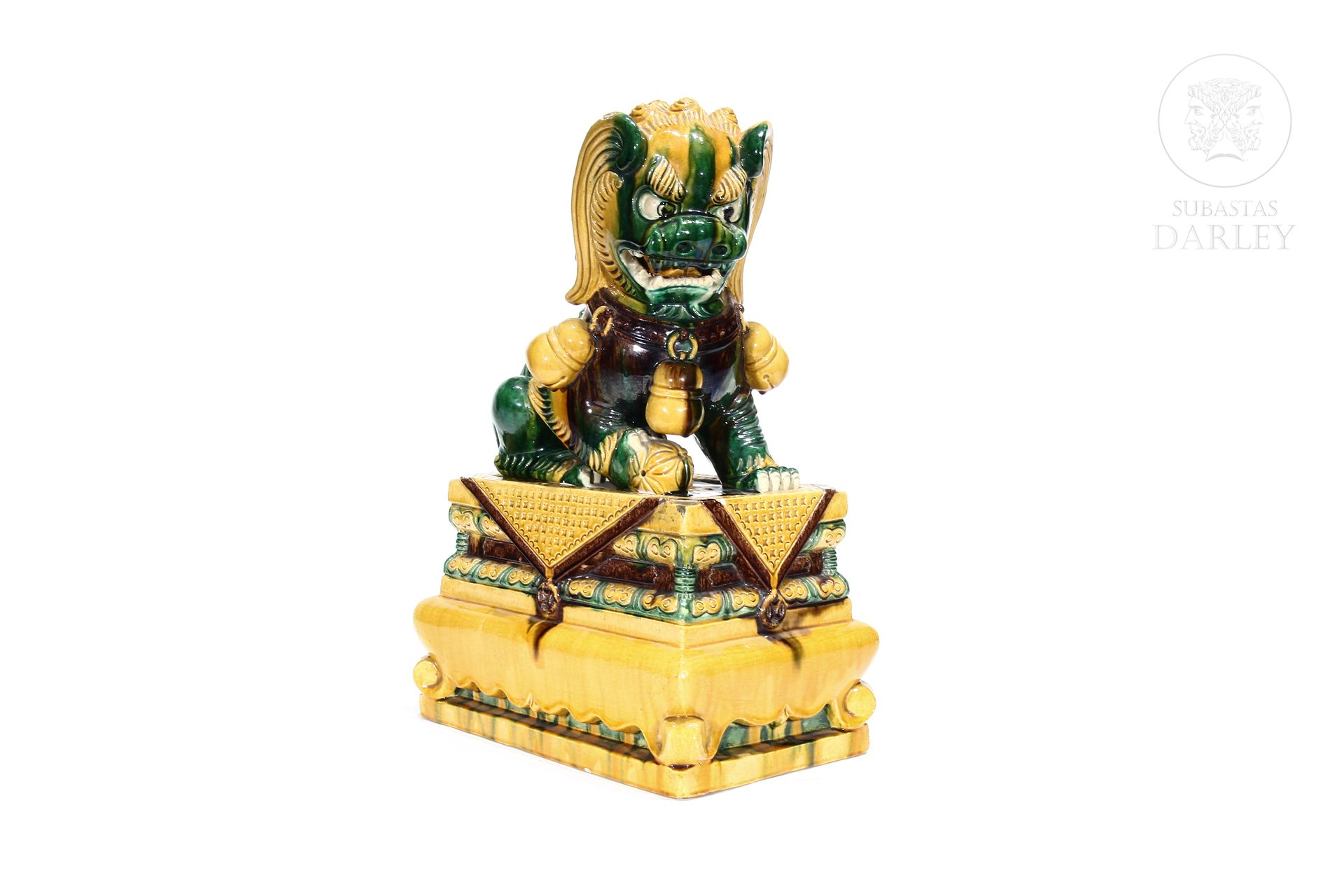 Perro guardián chino de cerámica vidriada, s.XX 
Vidriado en color amarillo, ver&hellip;