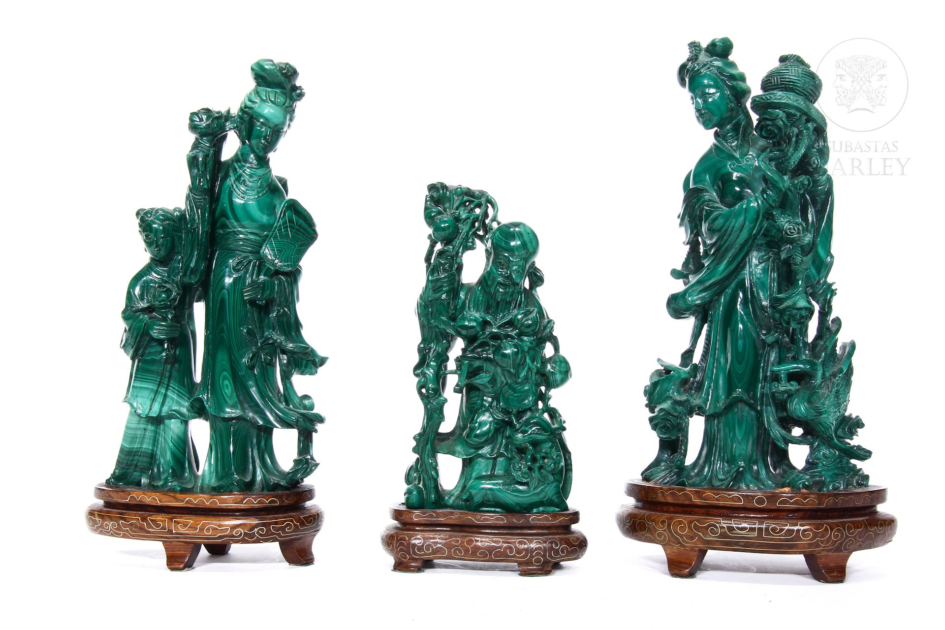 Tres esculturas de malaquita sobre peana de madera, s.XX 
Malaquita tallada. 


&hellip;